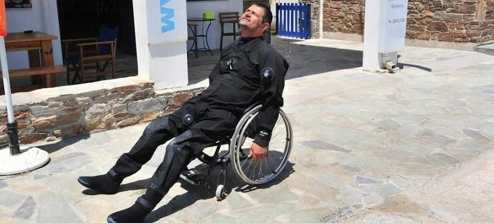 Η δύναμη της ψυχής: Ο παραπληγικός που κάνει καταδύσεις (εικόνες)